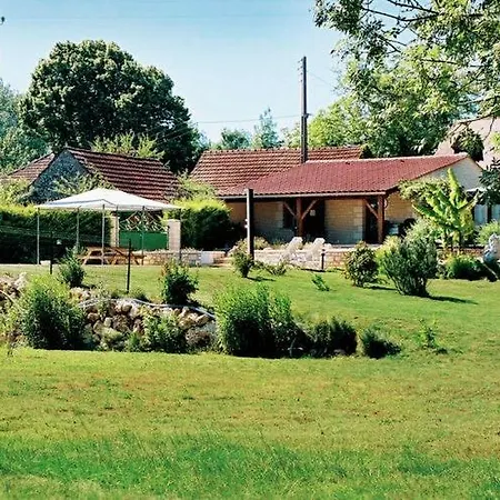 Casa vacanze Holiday In Montcl Ra With Sunny Garden Playground Equipment And Private Pool