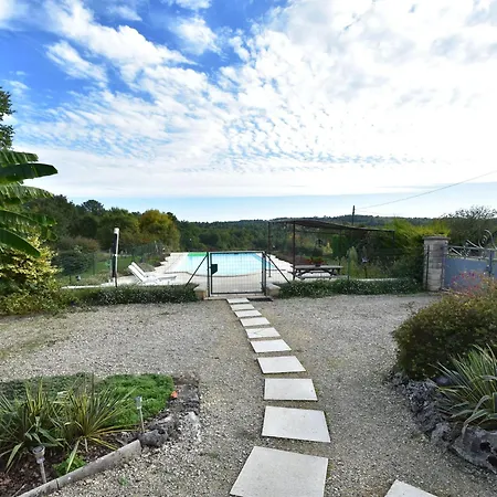 Casa vacanze Holiday In Montcl Ra With Sunny Garden Playground Equipment And Private Pool