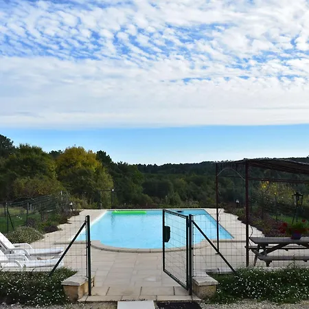 Casa vacanze Holiday In Montcl Ra With Sunny Garden Playground Equipment And Private Pool