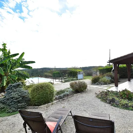 Casa vacanze Holiday In Montcl Ra With Sunny Garden Playground Equipment And Private Pool