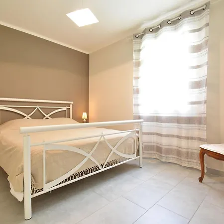 Casa vacanze Holiday In Montcl Ra With Sunny Garden Playground Equipment And Private Pool Montcléra