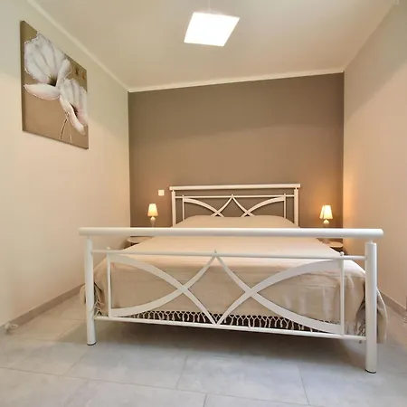 Casa vacanze Holiday In Montcl Ra With Sunny Garden Playground Equipment And Private Pool
