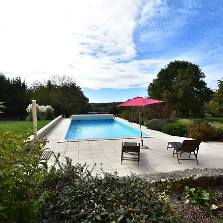 Casa vacanze Holiday In Montcl Ra With Sunny Garden Playground Equipment And Private Pool